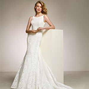 Pronovias Wedding Dress Debut, size is truer to a size 4. The dress is perfect.